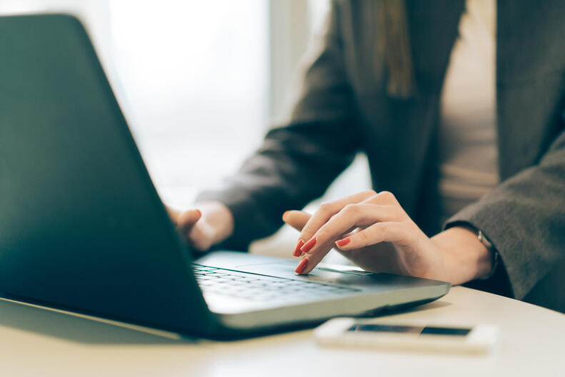 Elaboração de contratos e documentos